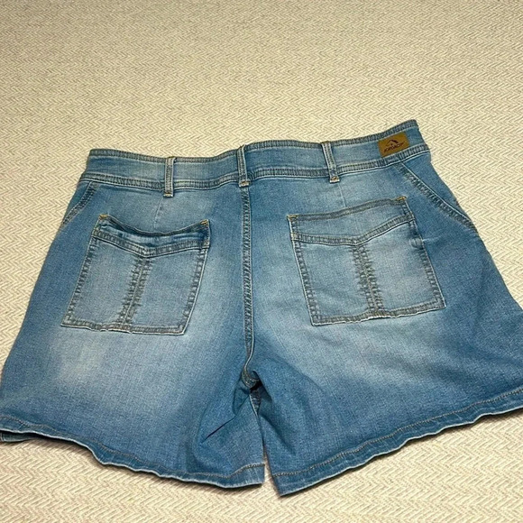 Jordache Pants - Vintage Jordache Denim Jean  Shorts. Light Wash. Size 12